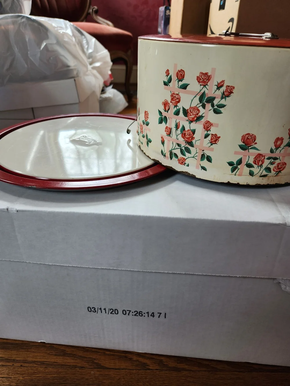 Vintage Floral Cake Carrier - Red and Cream Decorative Bakeware